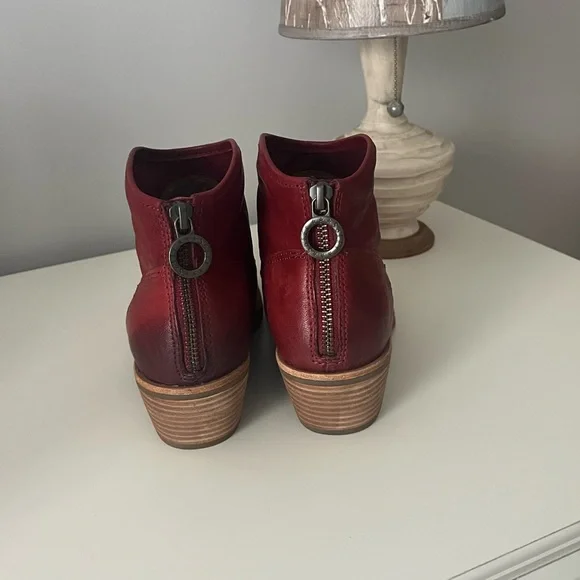 Woman’s Elegant Leather Ankle Boots - Picture 3 of 5